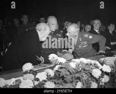 General Eisenhower Nimmt An Der El Alamein Reunion In Der Empress Hall In London Teil . Von links nach rechts treffen sich Herr Winston Churchill , General Eisenhower und Feldmarschall Montgomery bei der Wiedervereinigung . Oktober 1951 Stockfoto