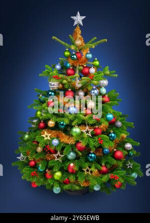 Wunderschön verzierter Weihnachtsbaum mit bunten Ornamenten auf einem dunklen, vignettierten, mitternachtsblauen Hintergrund. Stockfoto