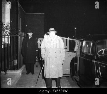 Premierminister kehrt vor der Kabinettssitzung zurück Sir Winston Churchill , der Premierminister , war gut gegen die Kälte eingepackt , als er heute Abend von seinem Landhaus Chartwell , Kent , zur Kabinettssitzung, die am 12. Januar 1954 einberufen wurde, nach Downing Street 10 in London zurückkehrte Stockfoto