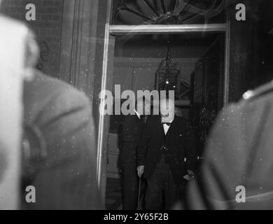 Churchill und Eden in Nr. 10 Mr Churchill und Mr Eden wurden in der Downing Street 10 kurz vor ihrer Abreise nach ihrem Gespräch mit dem Premierminister gesehen . August 1950 Stockfoto