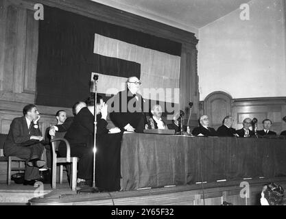 Churchill spricht auf der Europäischen Movemnet-Konferenz , die heute Vormittag im Church House in Westminster die Wirtschaftskonferenz der Europäischen Bewegung , eine Orginalisierung zur Einigung Europas und die Einsetzung eines Internationalen Rates eröffnet . Vertreter der europäischen Länder aus verschiedenen Parteien und Gesellschaftsschichten waren bei der Sitzung anwesend Herr Churchill Ehrenpräsident der Bewegung sprach auf der Eröffnungssitzung vor der Konferenz . Auf der linken Seite ist M . Van Zeeland, ehemaliger belgischer Premierminister und rechtsextremer Vertreter, ist der französische Gewerkschaftsführer Leon Jouhaux Stockfoto