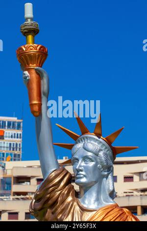 TORREMOLINOS, SPANIEN - 21. Mai 2019: Der Kopf einer Nachbildung der Freiheitsstatue an der Costa del Sol. Stockfoto