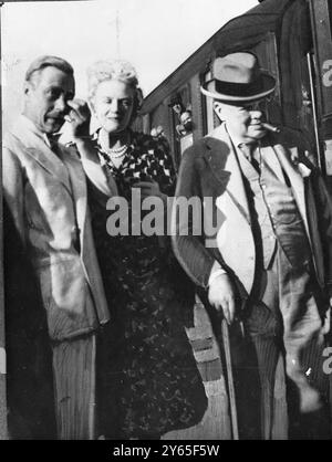 Herzog von Windsor trifft Premierminister in Frankreich Herr und Frau Winston Churchill, die in Frankreich Urlaub gemacht haben, wurden vom Herzog von Windsor bei ihrem Besuch in Antibes an der Riviera am 12. September 1948 begrüßt Stockfoto