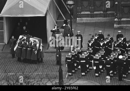 Die letzte Reise beginnt Eine Trägergruppe der Grenadier Guards trägt den Flaggensarg von Sir Winston Churchill aus der jahrhundertealten Westminster Hall als die Staatsbeerdigung des großen Staatsmannes begann . 30. Januar 1965 Stockfoto