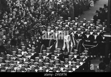 Churchill Coffin durch die Straßen gezogen der mit Fahnen überzogene Sarg von Sir Winston Churchill wird während der Begräbnisprozession des britischen Staatsmannes durch die Londoner Straßen gezogen . 30. Januar 1965 Stockfoto