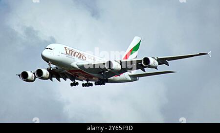 Glasgow, Schottland, Großbritannien. September 2024. Wetter in Großbritannien: Der größte Passagierjet der Welt kommt bei Sonnenschein am Flughafen glasgow mit dem airbus a380-800 über die neue renfrew-Brücke an, die die Reisezeit vom Nordwesten der Stadt zum Flughafen verkürzt. Credit Gerard Ferry/Alamy Live News Stockfoto