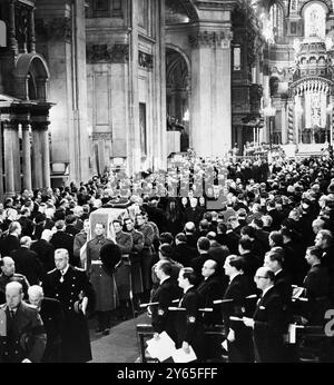 Die Trauergemeinde führt den mit Fahnen gedeckten Sarg von Sir Winston Churchill durch die Grenadier Guards entlang des Kirchenschiffs der St Paul's Cathedral nach dem Staatsbegräbnisdienst . 30. Januar 1965 Stockfoto