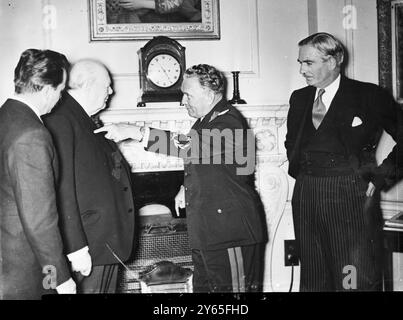 Churchill erhält Tito auf No 10 heute Nachmittag kam Marschall Tito von Jugoslawien an Bord der Port of London Authority ' Nore ' zum Westminister Pier , wo er von HRH , dem Herzog von Edinburgh und dem Premierminister Winston Churchill empfangen wurde . Die größten aller Sicherheitsmaßnahmen werden ergriffen, um den Marschall während seines Aufenthalts zu schützen . Kurz nach seiner Ankunft legte er einen Kranz auf das Cenotaph in Whitehall und ging dann zur Downing Street 10, wo er wieder Gast von Winston Churchill war Stockfoto