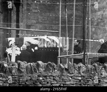 Der mit Fahnen versehene Sarg von Sir Winston Churchill wird zur Beerdigung auf den Friedhof der St. Martin's Kirche getragen . 30. Januar 1965 Stockfoto