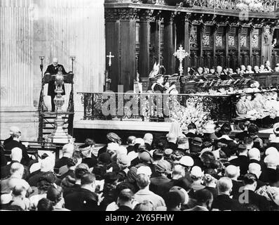 Königin nimmt an der Krönungsvigil in St Pauls Teil die Königin , der Herzog von Edinburgh , und andere Mitglieder der königlichen Familie nahmen an der Krönungsfeier in der St Pauls Cathedral Teil . Die Predigt wurde vom Erzbischof von Canterbuy gepredigt, und der Premierminister las die Lektion vor dem Premierminister Sir Winston Churchill während des Dankesgottesdienstes am 9. Juni 1953 Stockfoto