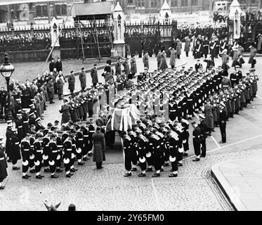 Der Sarg mit der Leiche von Sir Winston Churchill wird kurz nachdem er auf dem Waffenwagen auf dem Vorplatz der Westminster Hall platziert wurde gesehen. 30. Januar 1965 Stockfoto