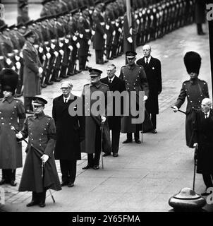 Die Sargträger in St. Paul's, die im Bild zur Staatsbeerdigung von Sir Winston Churchill in St. Paul's erscheinen, sind die Sargträger von vorne nach hinten , Feldmarschall Earl Alexander of Tunis , der Earl of Avon , Feldmarschall Viscount Slim , Lord Bridges , Feldmarschall Sir Gerald Templer , Harold Macmillan und auf der rechten Seite Earl Attlee , der trotz medizinischem Rat an der Beerdigung teilnahm . 30. Januar 1965 Stockfoto