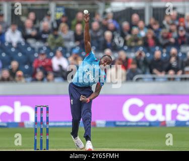Chester Le Street, Großbritannien. September 2024. Jofra Archer aus England liefert den Ball beim dritten Metro Bank One Day International Match England gegen Australien am 24. September 2024 im SEAT Unique Riverside, Chester-le-Street, Großbritannien (Foto: Mark Cosgrove/News Images) in Chester-le-Street, Großbritannien am 24. September 2024. (Foto: Mark Cosgrove/News Images/SIPA USA) Credit: SIPA USA/Alamy Live News Stockfoto