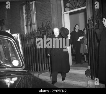 Churchill fährt in die USA Winston Churchill verließ London mit dem Zug nach Southampton , wo er an Bord der SS Queen Mary in die Vereinigten Staaten gehen wird . Mr. Churchill und seine Gruppe werden die Nacht an Bord des Schiffes verbringen , bevor es am nächsten Tag abfährt . . Er wird sowohl Herrn Eisenhower als auch Herrn Truman in den Vereinigten Staaten besuchen . Für seine Rückkehr nach England wurden keine konkreten Pläne gemacht . Es wird angenommen, dass er am Ende seines vierzehntägigen Aufenthalts in Jamaika nach Amerika zurückfliegen wird und die Heimreise von New York aus antreten wird Mr. Churchill Centre geht den Bahnsteig in Waterloo hinunter mit der Station m Stockfoto