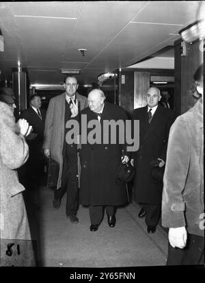 Churchill fährt in die USA Winston Churchill verließ London mit dem Zug nach Southampton , wo er an Bord der SS Queen Mary in die Vereinigten Staaten gehen wird . Mr. Churchill und seine Gruppe werden die Nacht an Bord des Schiffes verbringen , bevor es am nächsten Tag abfährt . . Er wird sowohl Herrn Eisenhower als auch Herrn Truman in den Vereinigten Staaten besuchen . Für seine Rückkehr nach England wurden keine konkreten Pläne gemacht . Es wird angenommen, dass er am Ende seines vierzehntägigen Aufenthalts in Jamaika nach Amerika zurückfliegen wird und von New York aus nach Hause reisen wird Mr. Churchill gibt sein berühmtes Victor-V-Zeichen, während er zu seiner Suite auf Boa geht Stockfoto