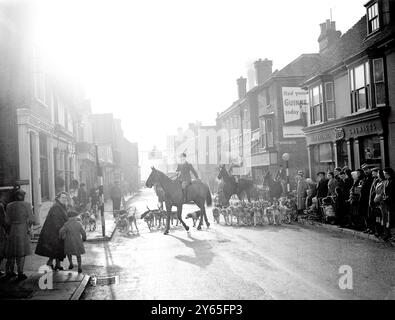 Am 3. Dezember 1952 führte die Fuchsjagd durch die Edenbridge High Street. Edenbridge, Kent, England. ©John Topham / TopFoto Stockfoto