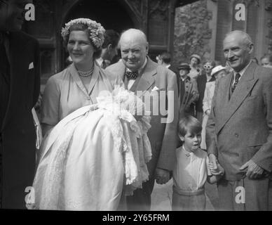 Churchills Enkel, getauft Monty ist Godfather der neugeborene Sohn von Captain und Frau Christopher Soames , Schwiegersohn und Tochter des Premierministers Winston Churchill , wurde heute in der Westerham Parish Church getauft . Einer der Paten war Feldmarschall Viscount Bernard Montgomery und der andere Herr Jock Colville , der als Prinzessin Elizabeth Privatsekretär der Königin war . Einer der Kinder hieß Bernard nach " Monty " und der andere Jeremy y , den er kennen wird . Die Herren und Frau Winston Churchill waren bei der Zeremonie anwesend . Mrs. Mary Soames hält Sohn Jeremy fest Stockfoto