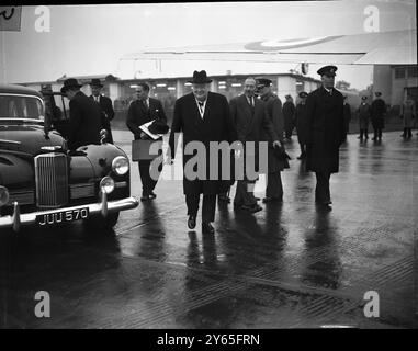 Um die Königin auf Wunsch der Königin zu sehen , wurde einer der königlichen Wikinger von ihrem Flug Herrn Churchill für seinen Flug nach Balmoral zur Verfügung gestellt . Dies ist das erste Mal, dass der Premierminister in einem der Royal Planes geflogen ist . Herr Churchill verließ den Flughafen London und wird über Nacht in Balmoral Castle bleiben Herr Churchill sah, als er über den Asphalt am Flughafen London lief, bevor er am 1. Oktober 1952 in einem Wikinger der Queens Flug nach Balmoral abreiste Stockfoto