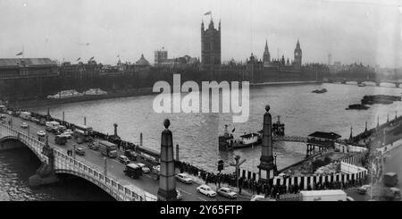 Die Hommage der Nation Eine allgemeine Ansicht der endlosen Schlange von Menschen , die darauf warten , dem verstorbenen Sir Winston Churchill ihre letzte Ehre zu erweisen , dessen Leiche im 900 Jahre alten Westminster ' The Hall of Kings ' lag . Januar 1965 Stockfoto