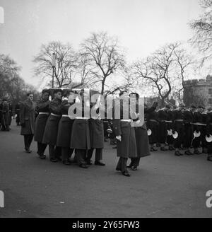 Die Probe im Morgengrauen acht weiße Grenadier-Gardisten mit Handschuhen sind zu sehen, die während der Beerdigung von Sir Winston Churchill einen mit Fahnen versehenen Sarg tragen . Sie sind im Tower Hill abgebildet. Januar 1965 Stockfoto