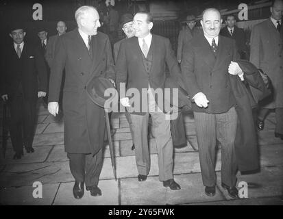 Aufruf des türkischen Parlaments zum Premierminister bei Nr. 10 M . Adnan Menderes , Premierminister der Türkei , und M. FAUD Koprulu , türkischer Außenminister , begann als Gäste der Regierung Ihrer Majestät ihre Reise nach Großbritannien . Es wird erwartet, dass sie etwa eine Woche bleiben. Heute Morgen riefen beide Herrn Winston Churchill , Premierminister der Briten in der Downing Street 10 an zweiter Stelle von links M an . Adnan Menderes , Premierminister der Türkei , und M. Fuad Koprulu türkischer Außenminister verlässt Downing Street 10, nachdem er Herrn Churchill auf dem Weg zum Büro von Foregn gesehen hatte Stockfoto