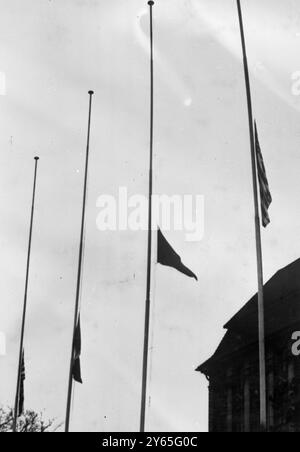 Nach der Ankündigung des Todes von Sir Winston Churchill fliegen die britischen , französischen , sowjetischen und amerikanischen Flaggen auf Halbmast im Four Power Air Safety Centre am Berliner Schoneberg . Januar 1965 Stockfoto