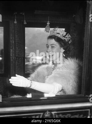 4. November 1952: London: Queen Elizabeth, die ein wunderschönes Diadem trägt, winkt mit ihrer linken Hand zu den Menschenmassen des Irish State Coach, während sie mit dem Duke of Edinburgh durch die Horse Guards Parade fährt, um zum House of Lords zur Eröffnung des Parlaments zu gelangen. Dies war das erste Mal, dass eine Königin seit 1886 das Parlament eröffnete. Fotografiert von Charles Dawson. Stockfoto