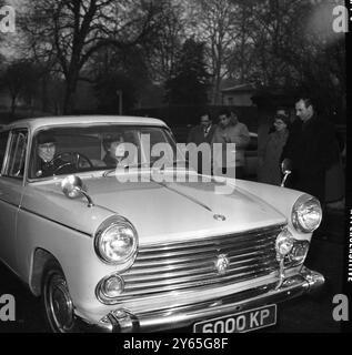 Mary Soames kehrt zurück Eine Großtante Mrs. Mary Soames ( rechts ) Tochter von Sir Winston Churchill wird bei ihrem Besuch in dessen Haus im Londoner Hyde Park Gate gezeigt, wo ihr Vater immer noch schwer krank ist. Januar 1965 Stockfoto