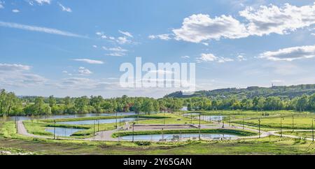 Blick auf die Schishkin Teiche, Park der Kultur und Erholung, in der Stadt Jelabuga, Tatarstan, Russland. Wiederaufbau 2023 gibt es neue Fußgängerwege Stockfoto