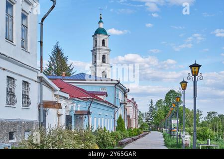 Jelabuga, Russland - 22. Mai 2024: Touristenstraße Naberezhnaja oder Embankment im historischen Zentrum der Stadt. Begehbarer, ausgestatteter Bereich. Sehenswürdigkeiten - Memorial H Stockfoto