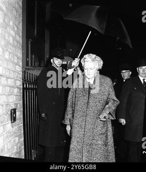 Lady Clementine kehrt zurück Lady Clementine sieht unglücklich aus und trägt ihre Brille und kommt zurück an der Nummer 28 , Hyde Park Gate , ihrem Haus und dem Haus ihres Mannes Sir Winston , der schwer an einem Schlaganfall erkrankt ist . Januar 1965 Stockfoto