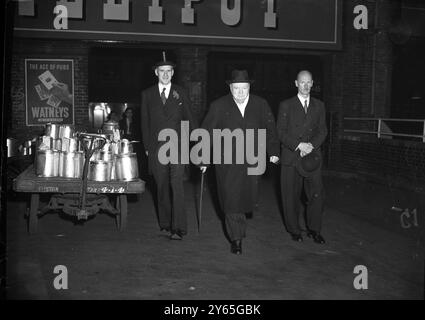 Churchill kehrt aus Liverpool zurück Herr Churchill kam heute Morgen aus Liverpool nach London zurück, nachdem er gestern Abend die Wahlkampagne für Tory im Liverpool Stadium gestartet hatte . Hier Sir Churchill in fröhlicher Stimmung bei seiner Ankunft am Bahnhof Euston am 3. Oktober 1951 Stockfoto