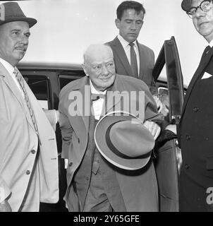 "Monte Carlo Here I Come ... Again " der 88-jährige Sir Winston Churchill ist auf dem Bild zu sehen, wie er an Bord des Flugzeugs klettert , das ihn nach Monte Carlo brachte . Sir Winston geht kurz in dasselbe Hotel, wo er sich ein Jahr zuvor den linken Oberschenkel gebrochen hat. Juni 1963 Stockfoto