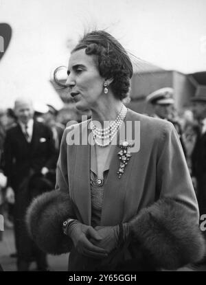 Königin Ingrid von Dänemark während ihres Besuchs mit König Frederik auf der South Bank Exhibition - das Herzstück des Festivals von Großbritannien . Der König und die Königin sind auf einem viertägigen Staatsbesuch in London. Mai 1951 Stockfoto