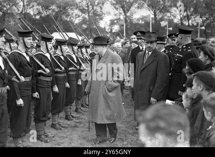 Winston Churchill eröffnet Woodford Victory Feiern Winston Churchill eröffnete in Begleitung von Frau Churchill die Woodford - Siegesfeier auf Woodford Green . Herr Winston Churchill inspiziert Marinekadetten in Woodford Green bei seiner Ankunft zur Eröffnung der Feierlichkeiten . Juni 1946 Stockfoto