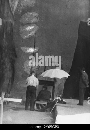 Sir Winston malte in Syrakus Sir Winston Churchill wird von Scotland Yard Bodyguards, Murry und Williams, bewacht und malte einige der sizilianischen Landschaften während eines Urlaubs mit seiner Frau Lady Clementine in Syrakus Stockfoto