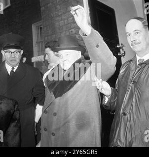 Auf dem Weg zur Sonne Eine Welle von Sir Winston Churchill, als er sein Hyde Park Gate verlässt , London zu Hause für die Fahrt zum London Airport für seinen Flug nach Monte Carlo , und die Riviera Sunshine . April 1963 Stockfoto