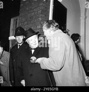 Sir Winston's Birthday Visit im House Sir Winston Churchill feiert seinen 87. Geburtstag und verlässt sein Londoner Haus im Hyde Park Gate , um das House of Commons zu besuchen . 30. November 1961 Stockfoto