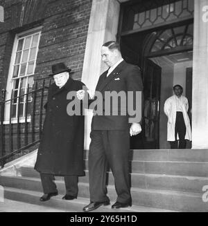 Sir Winston bekommt Eine helfende Hand von seinem Privatdetektiv, Inspektor Edward Murrary , die Treppe des St. Mary's Krankenhauses in Paddington hinunter, ist Sir Winston Churchill , der sich von seiner Frau Lady Churchill verabschieden wollte , die dort eine Pause genoss . März 1961 Stockfoto