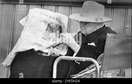 Sir Winston Churchill entspannt sich auf dem Deck der Yacht Christina von Aristoteles Onassis während eines Zwischenstopps von der Sonne beschattet durch einen großen panamahut . April 1961 Stockfoto