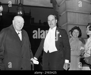 Sir Winston nimmt am Bankett Teil mit hellen Augen und Wachsamkeit wird der berühmte britische Grand Old man , Sir Winston Churchill , der unter anderem die Malerei anstrebt , bei seiner Ankunft am Bankett der Royal Academy in London gesehen . April 1961 Stockfoto