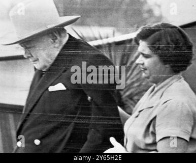 Churchill in Palm Beach Sir Winston Churchill wird von seiner Krankenschwester unterstützt, als er zum Deck der Yacht von Herrn Aristoteles Onassis geht . April 1961 Stockfoto