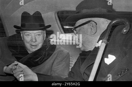 Bernard Baruch schüttelt Sir Winston Churchill die Hand, bevor er zum New Yorker Flughafen aufbrach, um an Bord eines Flugzeugs nach London zu gehen. April 1961 Stockfoto