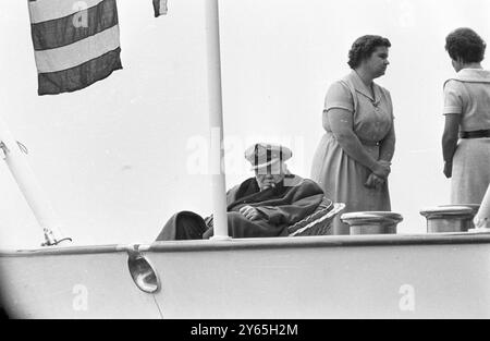 Er fliegt heute nach Hause Sir Winston Churchill raucht seine übliche Zigarre und entspannt sich in einem Korbstuhl an Bord der Yacht Christina von Aristoteles Onassis . April 1961 Stockfoto