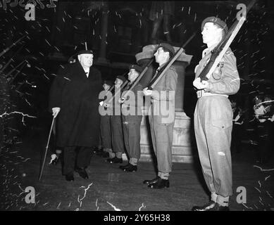 Churchill der Künstler inspiziert Honour Guard Premierminister Sir Winston Churchill , der seine Gemälde selbst in der Royal Academy "gehängt " hat und eine Ehrenwache inspiziert Ankunft im Purlington House für das diesjährige feierliche Festmahl der Academy's Summer Exhibition die Ehrenwache wurde vom 21. Special Service Regiment ( Artists ) T , Einem vor dem Krieg als Artists Rifles bekannt , zur Verfügung gestellt . Das erste Hauptquartier der Künstler war am 28. April 1954 im Burlington House Stockfoto