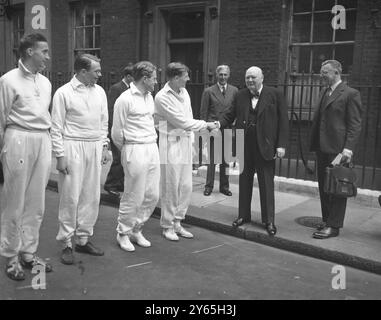 Der schnellste Müller der Welt , Roger Bannister , war einer von mehreren Athleten die heute mit Schecks durch die Straßen von London liefen , Bannister und die anderen Läufer nahmen an den Schecks Teil , die Sir Winston Churchill in der Downing Street 10 an vier Kirchen im Zentrum Londons übergeben hatte : St Martin Ludgate , St Margaret Pattens , St Georges . Bloonsbury und All Hallow London Wall. Die Schecks sind ein Beitrag des Historic Churches Trust , dessen Treuhänder der Premier ist , zu vier von zweitausend an Stockfoto