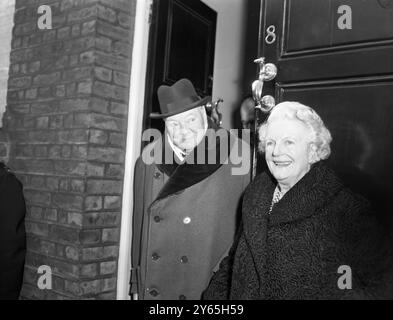 Sir Winston Churchill und Lady Churchill verlassen ihr Hyde Park Gate . Sir Winston ist für einen zweiwöchigen Urlaub in Monte Carlo unterwegs. Februar 1961 Stockfoto