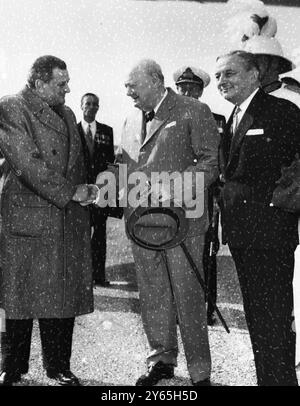 Churchill begrüßt Laniel zu Gesprächen mit Premierminister Joseph Laniel ( links ) von Frankreich, der von Britänen Sir Winston Churchill bei Ankunft in Bermuda mit dem französischen Außenminister George Bidault ( rechts ) begrüßt wird, zum Treffen der Großen drei am 6. Dezember 1953 Stockfoto