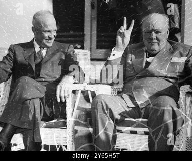 Der bekannte V-Premierminister Sir Winston Churchill dominiert die Szene , als er sein bekanntes V-Zeichen macht , während er mit Präsident Eisenhower im Mid Ocean Club posiert , wo die Big Three Talks stattfinden . Zur Zeit war auch die französische Premiers N zur Verfügung. Joseph Laniel, der jetzt wegen Pleuritis am 6. Dezember 1953 in sein Bett gesperrt sein soll Stockfoto