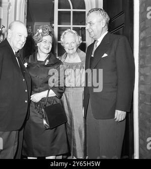 Churchill empfängt den kanadischen Premierminister Sir Winston Churchill und seine Frau Lady Churchill begrüßen den kanadischen Premierminister John Diefenbaker und Frau Diefenbaker bei der Ankunft am Hyde Park Gate von Sir Winston , um mit ihm zu Mittag zu essen . Mai 1960 Stockfoto